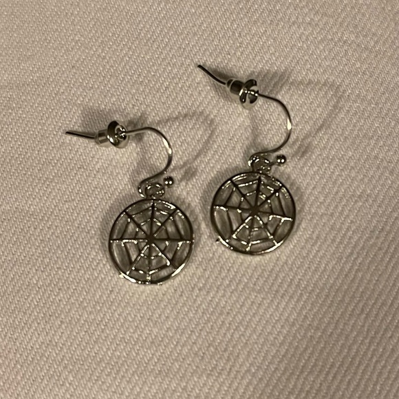 Spiderweb Earrings fort Halloween - Picture 3 of 3